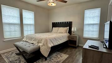 3 Schlafzimmer, Schreibtisch, Bügeleisen/Bügelbrett, Reisekinderbett