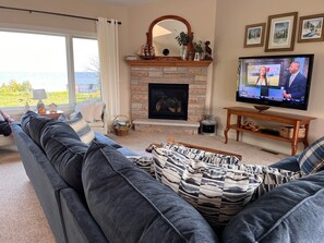 Smart TV, fireplace, video games, DVD player - Waterfront Cupola House on the Bay in Tranquil Southern Door. (Sturgeon Bay)