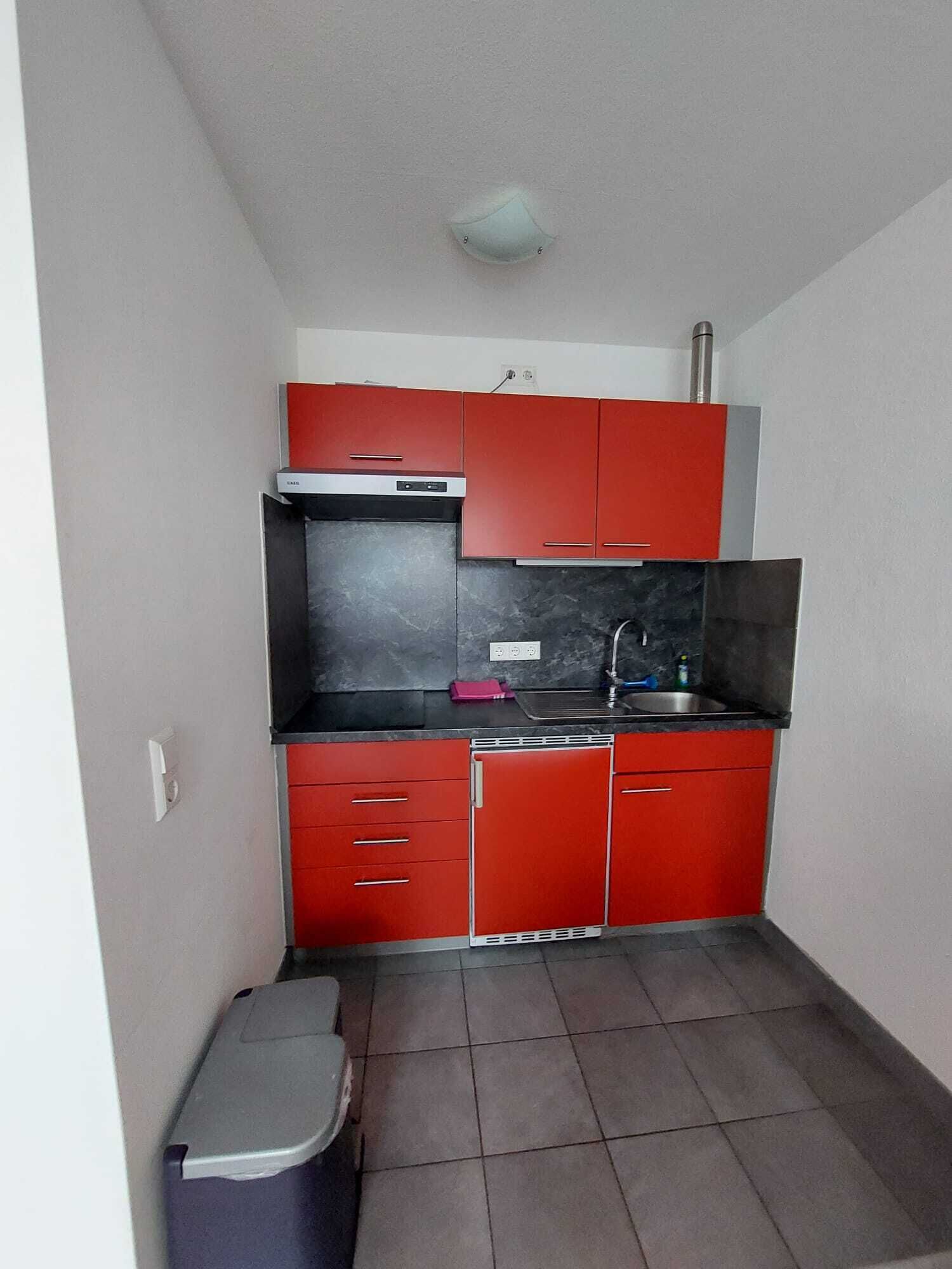 Microondas, cafetera/tetera, tostadora, mesa de comedor