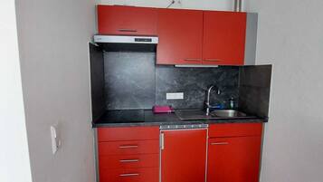 Microondas, cafetera/tetera, tostadora, mesa de comedor