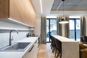 Réfrigérateur, four, lave-vaisselle, bouilloire électrique