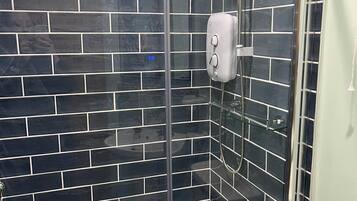 Een douche, een haardroger, handdoeken, zeep