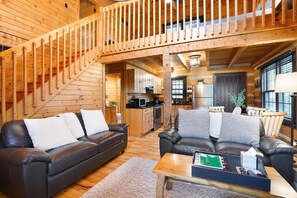 Smart TV, fireplace, DVD player - Hemlock Log Cabin on 5 Secluded Acres (Rockbridge)