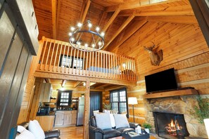 Smart TV, fireplace, DVD player - Hemlock Log Cabin on 5 Secluded Acres (Rockbridge)
