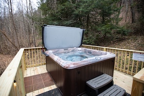 Outdoor spa tub - Hemlock Log Cabin on 5 Secluded Acres (Rockbridge)