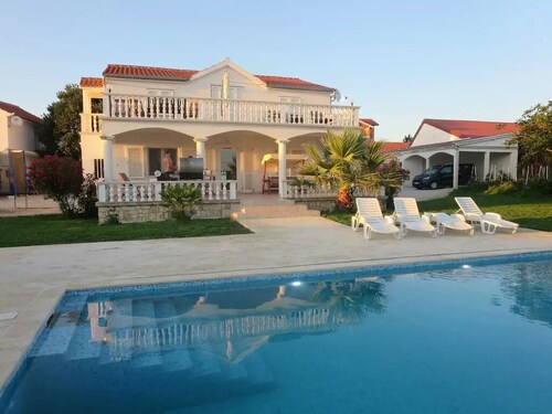 Villa Irmica - Impressive pool, spacious apartment (86 m²) - first floor