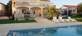 Villa Irmica - Impressive pool, spacious apartment (86 m²) - first floor