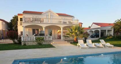 Villa Irmica - Impressive pool, spacious apartment (86 m²) - first floor