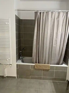 Hair dryer, towels, toilet paper - Chez David (Villejuif)