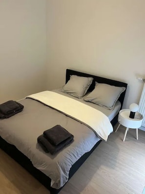 2 slaapkamers, een strijkplank/strijkijzer, gratis wifi, beddengoed