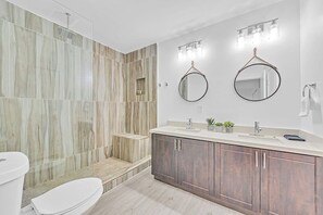 Een douche, gratis toiletartikelen, een haardroger, handdoeken