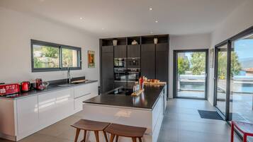 Réfrigérateur, four, grille-pain