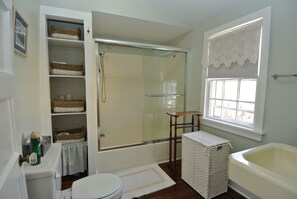 Hair dryer, towels, soap, shampoo - Circa 1810 Home - Downtown New Bern Historic District - 2 BRs with King Beds (New Bern)