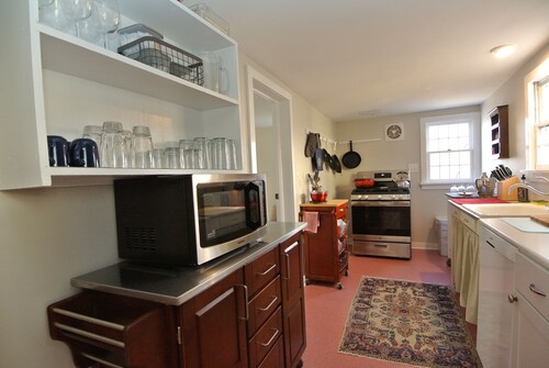 Circa 1810 Home - Downtown New Bern Historic District - 2 BRs with King Beds