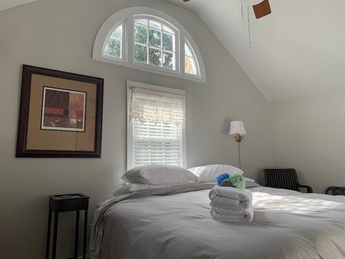 Circa 1810 Home - Downtown New Bern Historic District - 2 BRs with King Beds