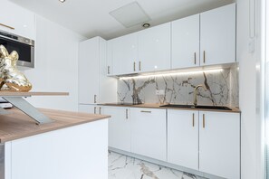 Micro-ondes, four, grille-pain