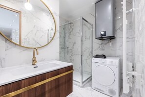 Douche, serviettes fournies