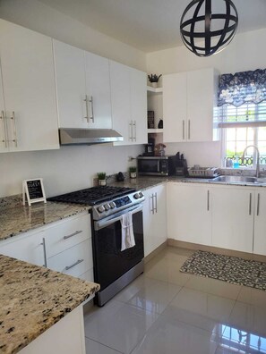 Fridge, microwave, oven, stovetop - Cheerful 4 bedroom villa with a pool. 10 minutes away from the boulevard (Puerto Plata)