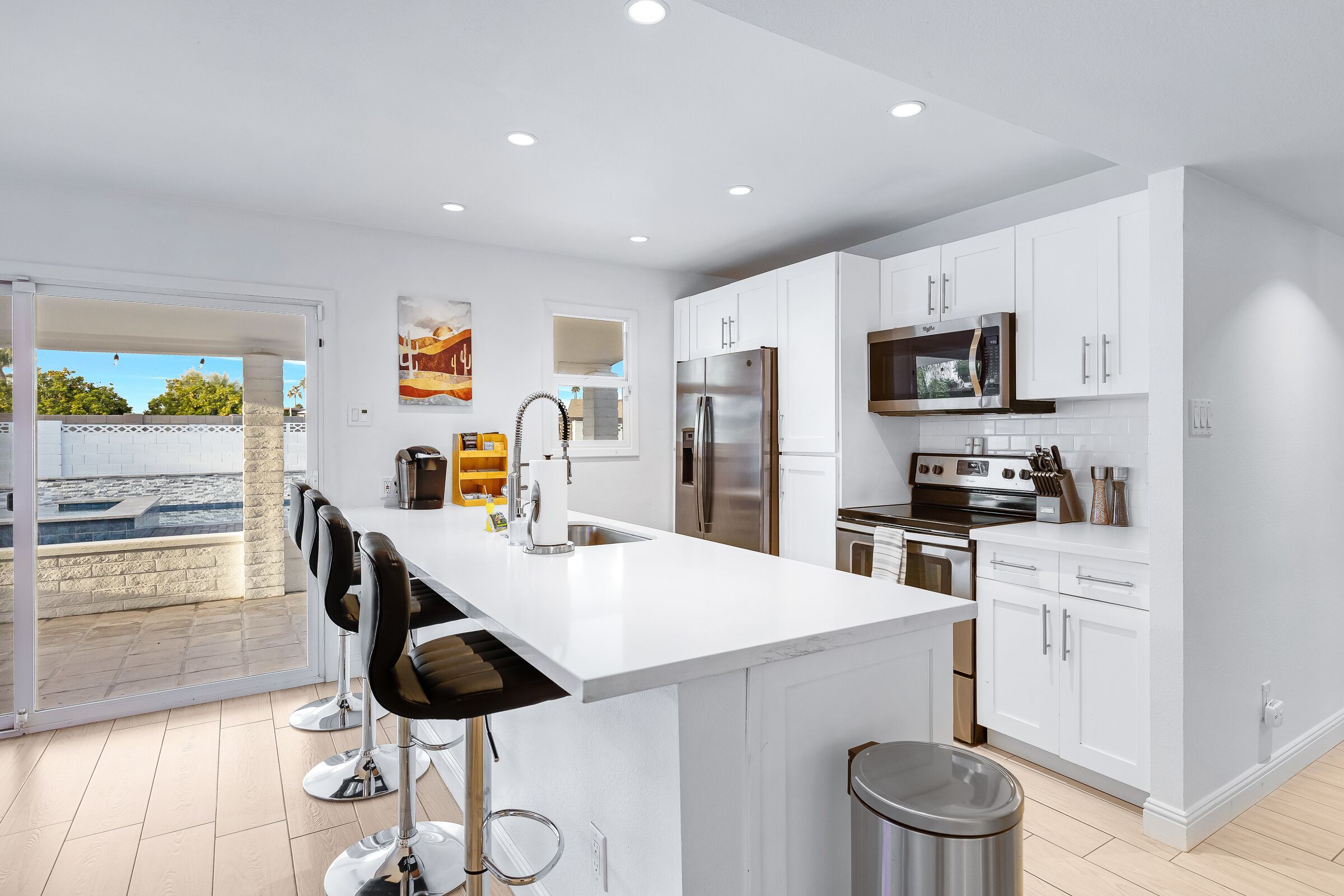 Réfrigérateur, micro-ondes, four, plaque de cuisson