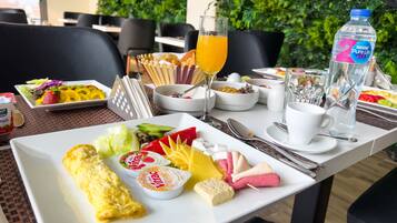 Desayuno continental diario (USD 10 por persona)
