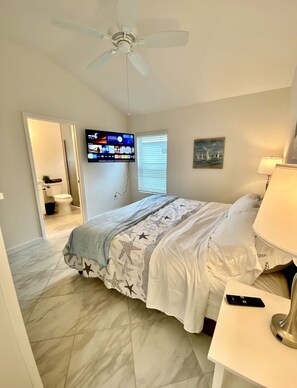 3 bedrooms, desk, iron/ironing board, WiFi - The Villages 3 bed/3 Kings, Private, Coastal decor, 1 min to Rec cntr & Pickleba (The Villages)