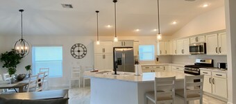 The Villages 3 bed/3 Kings, Private, Coastal decor, 1 min to Rec cntr & Pickleba