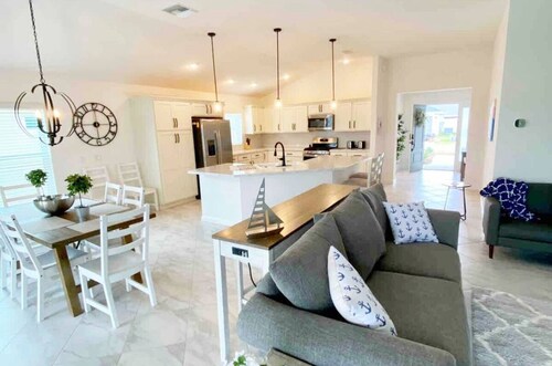 The Villages 3 bed/3 Kings, Private, Coastal decor, 1 min to Rec cntr & Pickleba