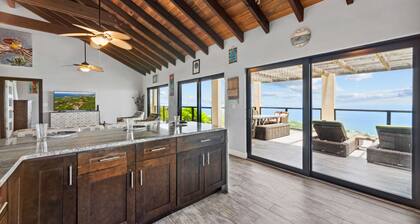 GORGEOUS! Hilltop Villa - Amazing Views from 2 spacious decks-centrally located!
