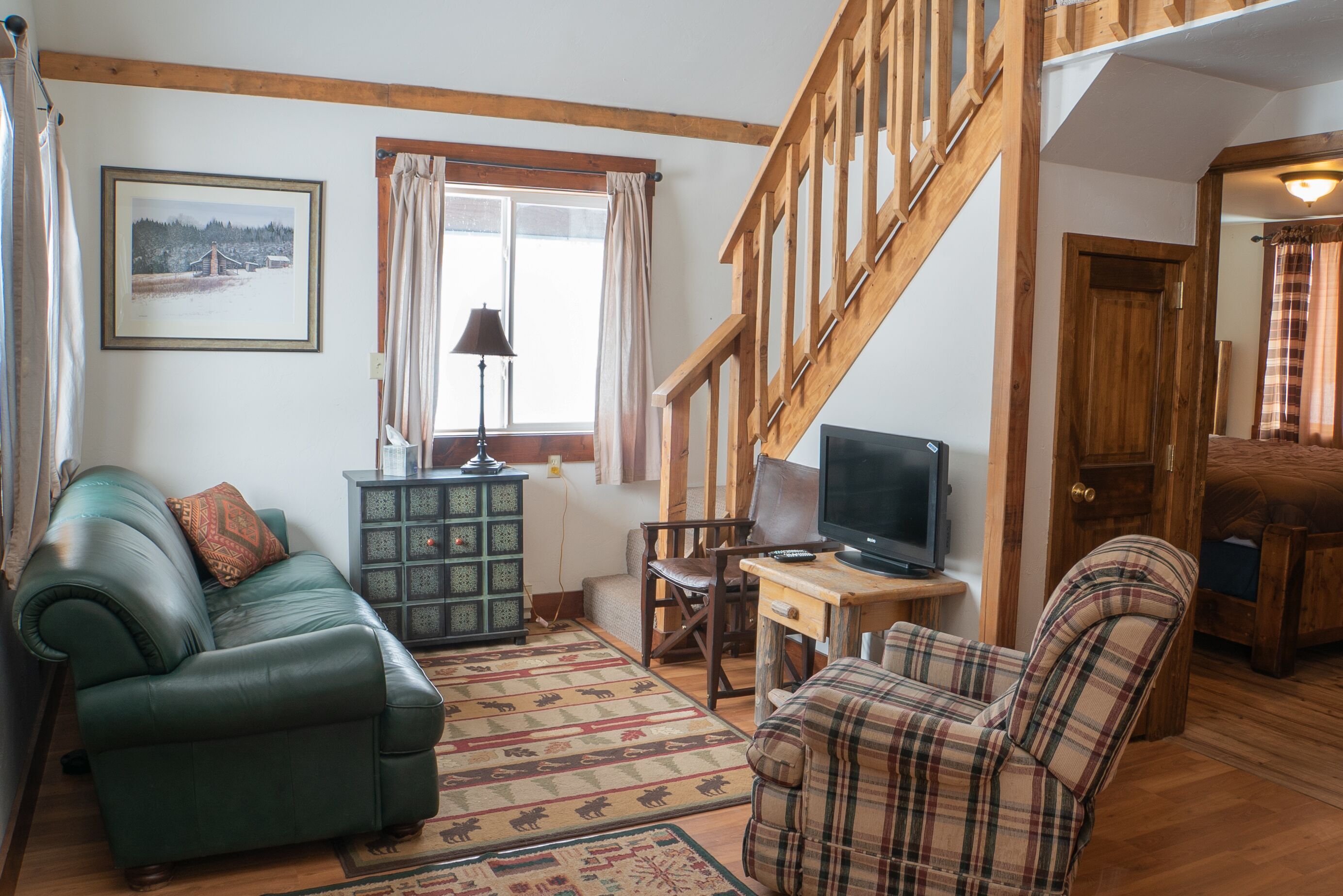 Electric Mountain Lodge: Mountain Views/Restaurant/Bar/Events/Snowmobiles | 2