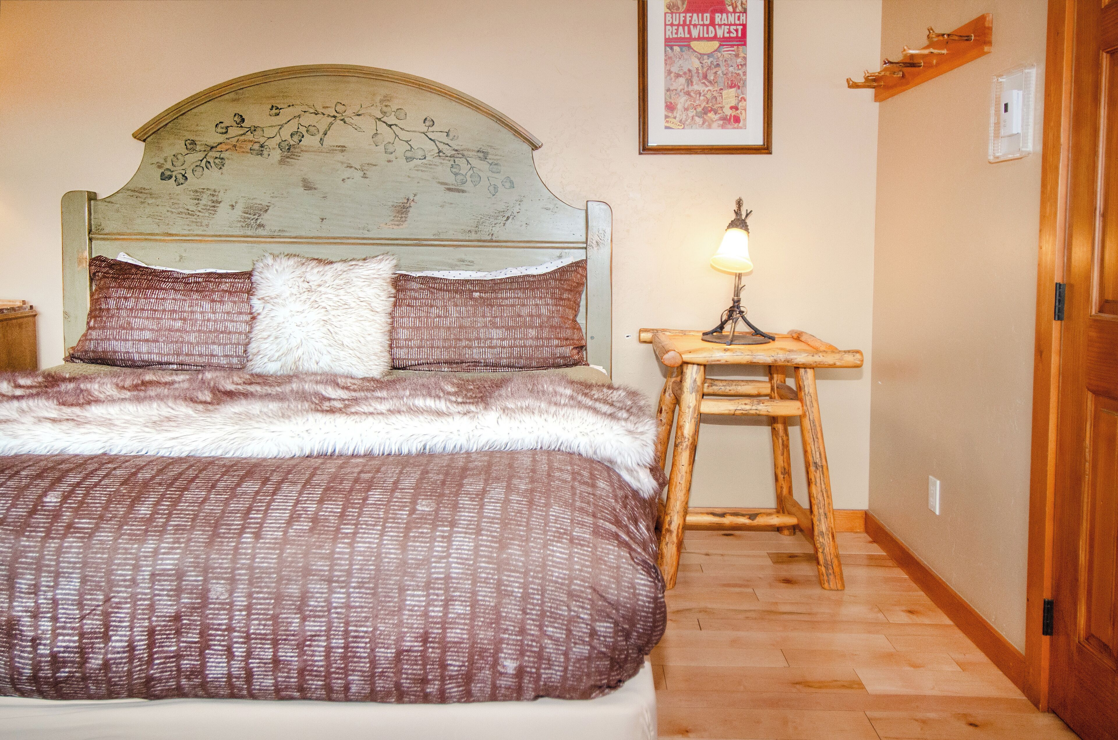 Electric Mountain Lodge: Mountain Views/Restaurant/Bar/Events/Snowmobiles | 7