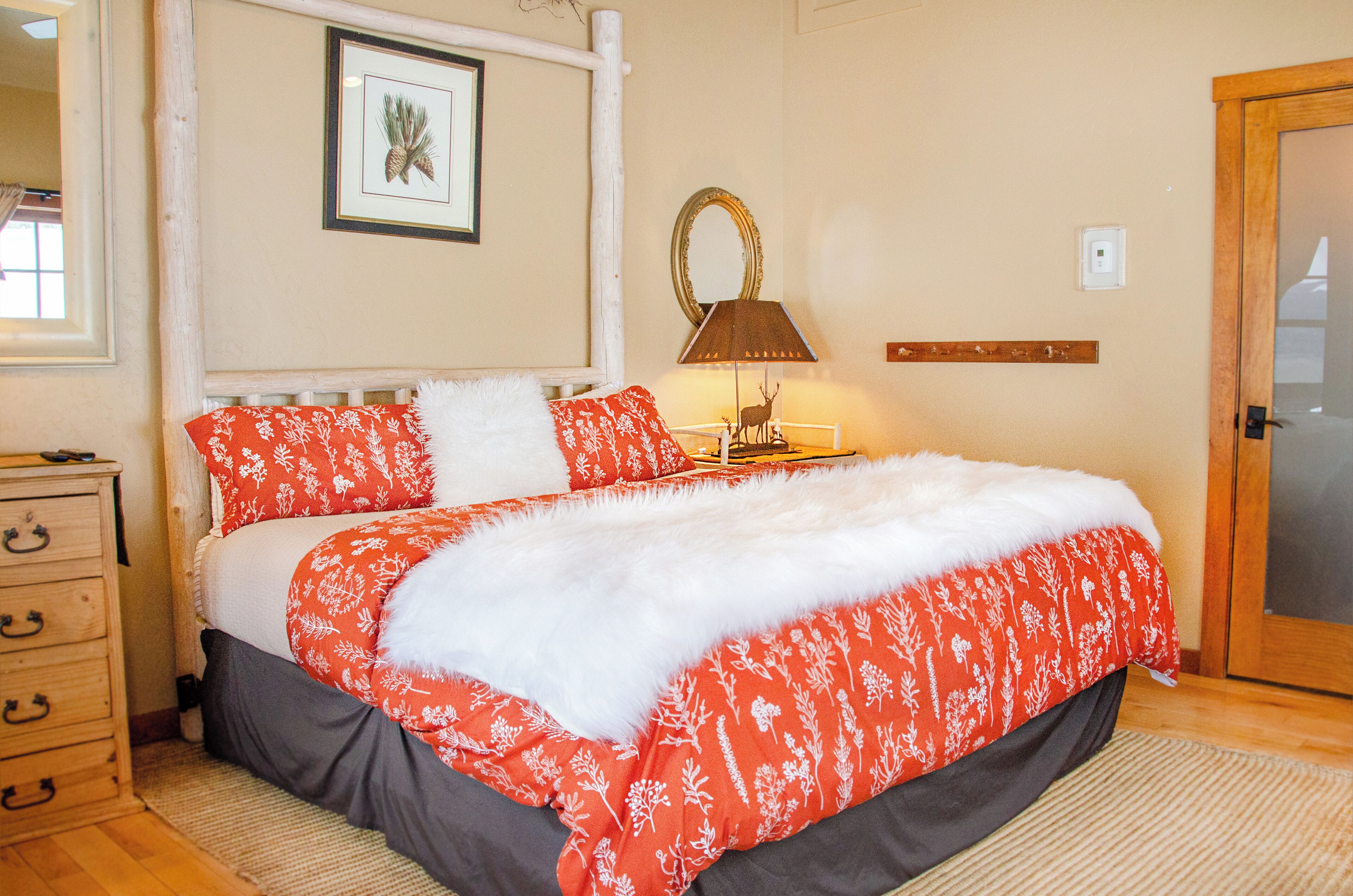 Electric Mountain Lodge: Mountain Views/Restaurant/Bar/Events/Snowmobiles | 9