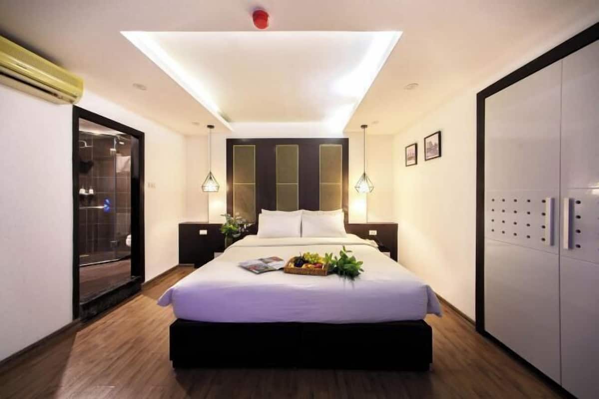 Hypo-allergenic bedding, down comforters, minibar, in-room safe