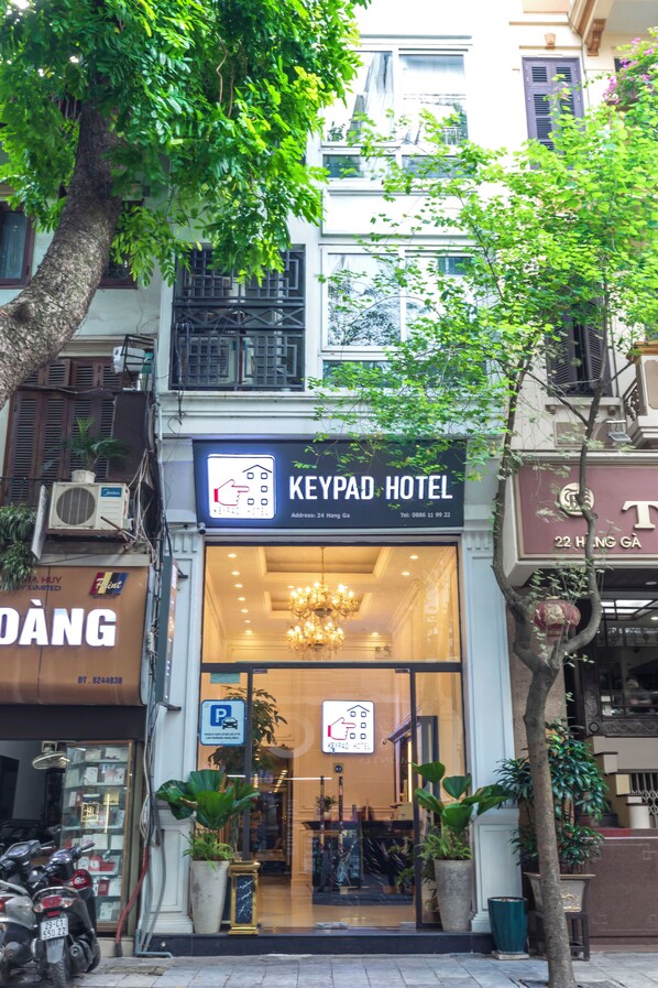 Front of property - Keypad Hotel - 24 Hang Ga (Hanoi)