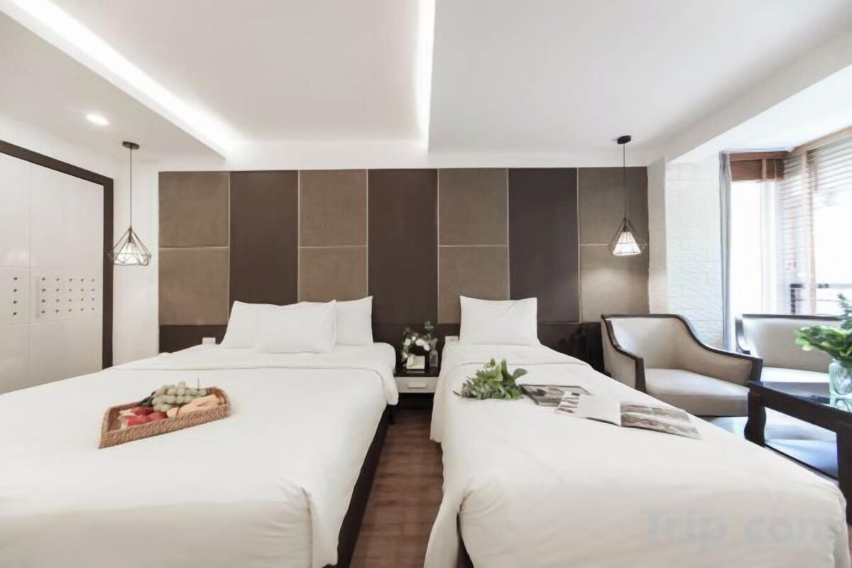 Hypo-allergenic bedding available, down comforters, minibar