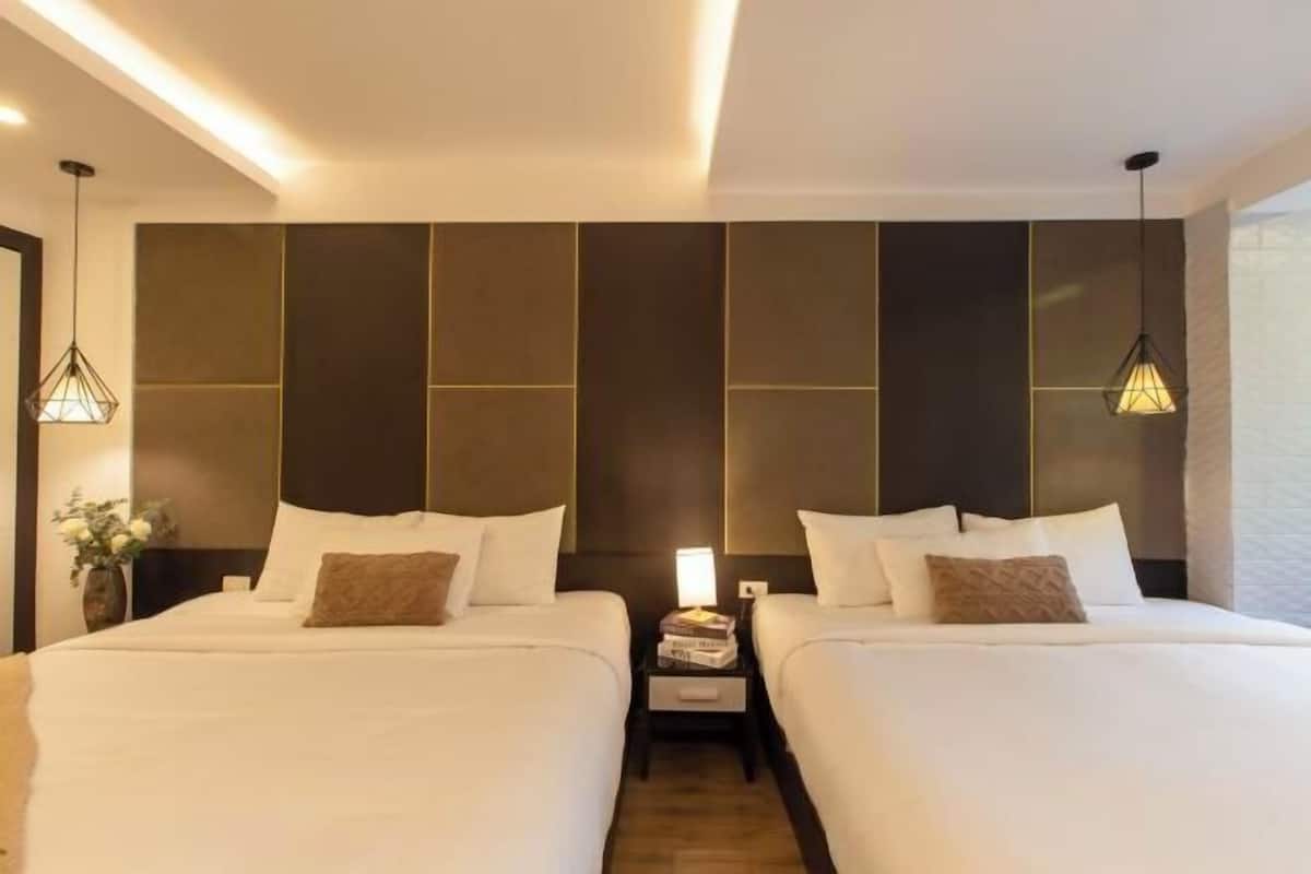 Hypo-allergenic bedding, down comforters, minibar, in-room safe
