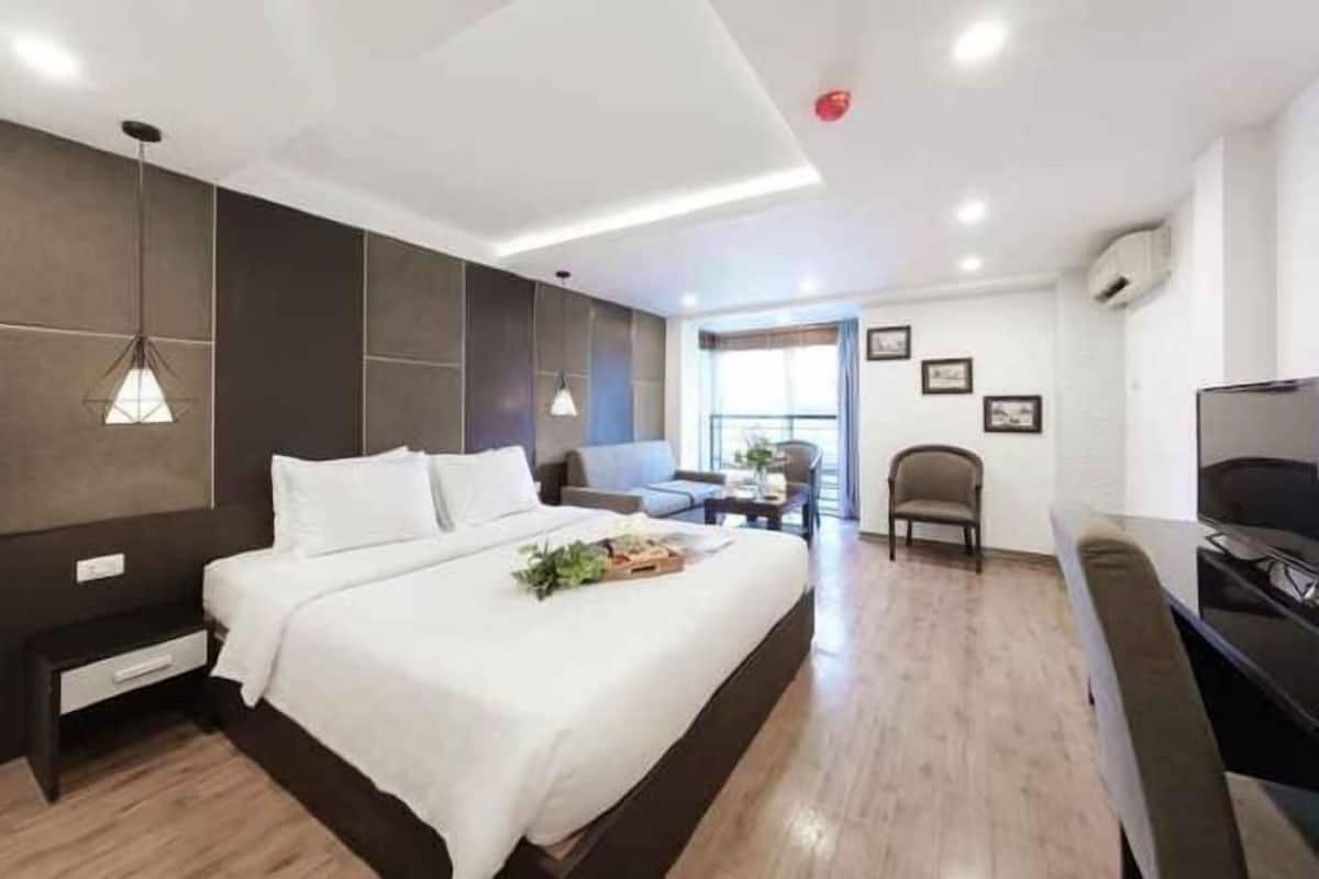 Hypo-allergenic bedding, down comforters, minibar, in-room safe