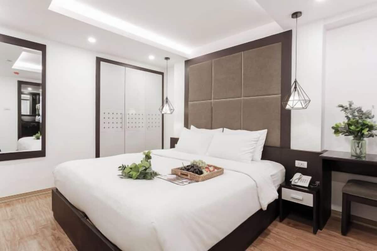Hypo-allergenic bedding, down comforters, minibar, in-room safe