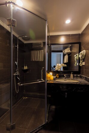 Designer-Toilettenartikel, Haartrockner, Bademäntel, Hausschuhe