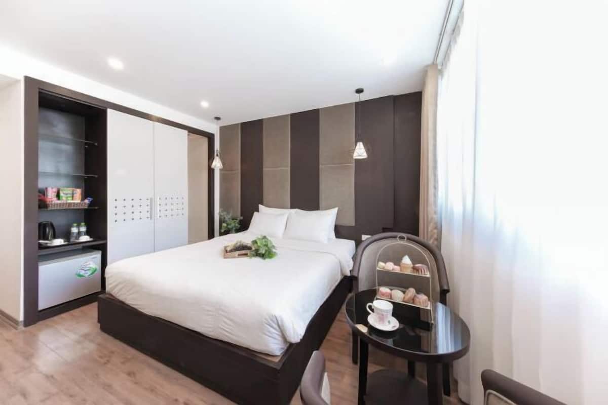 Hypo-allergenic bedding, down duvets, minibar, in-room safe