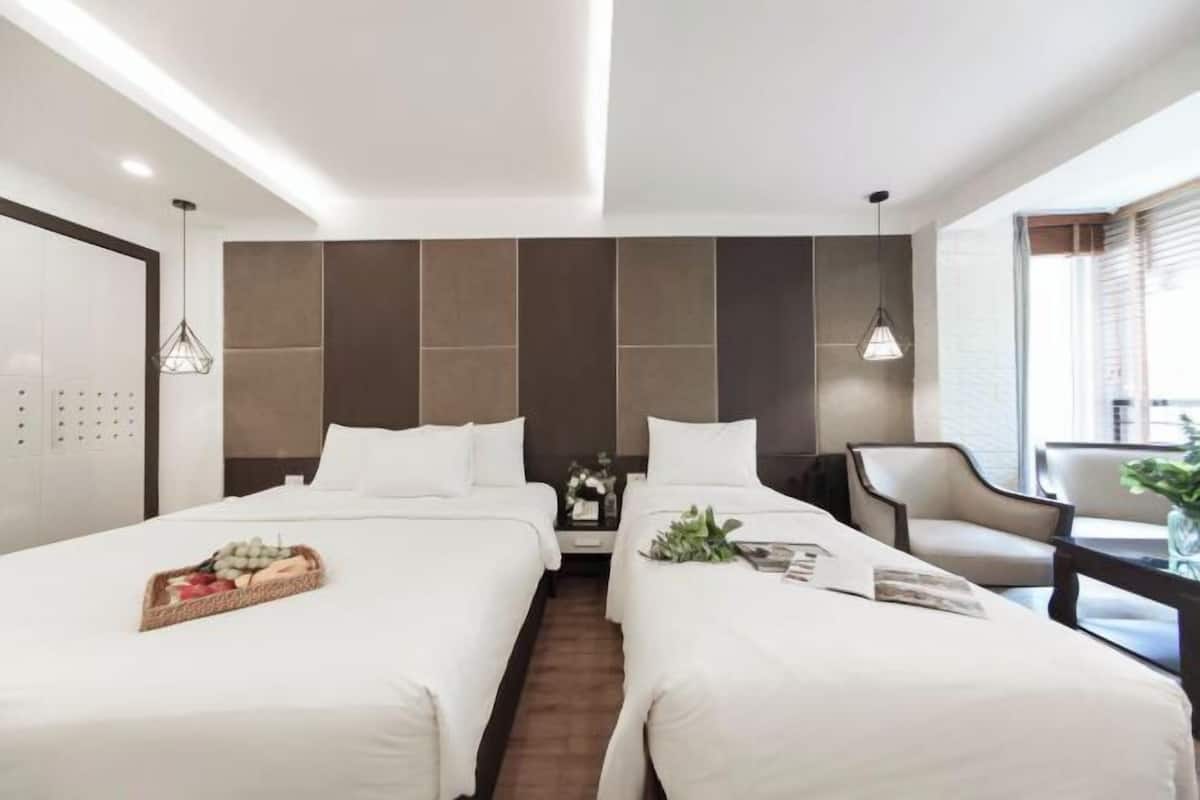 Hypo-allergenic bedding, down comforters, minibar, in-room safe