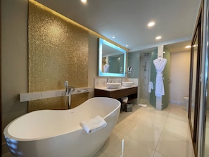 Chuveiro, toalhas de banho, sabonete, shampoo