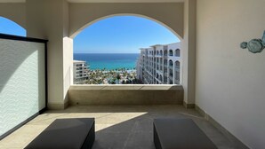 A balcony with a view of the ocean and a resort building. - 9666llkhll (San Jose del Cabo)