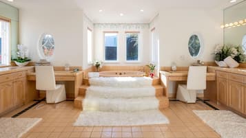 Casa Luxury, letti multipli, accesso alla piscina, vista piscina (Stradella Spanish) | Bagno | Vasca da bagno a immersione totale, asciugacapelli, asciugamani