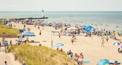 Crest Beach Lake House: 4-Season Getaway Between Bayfield and Grand Bend!