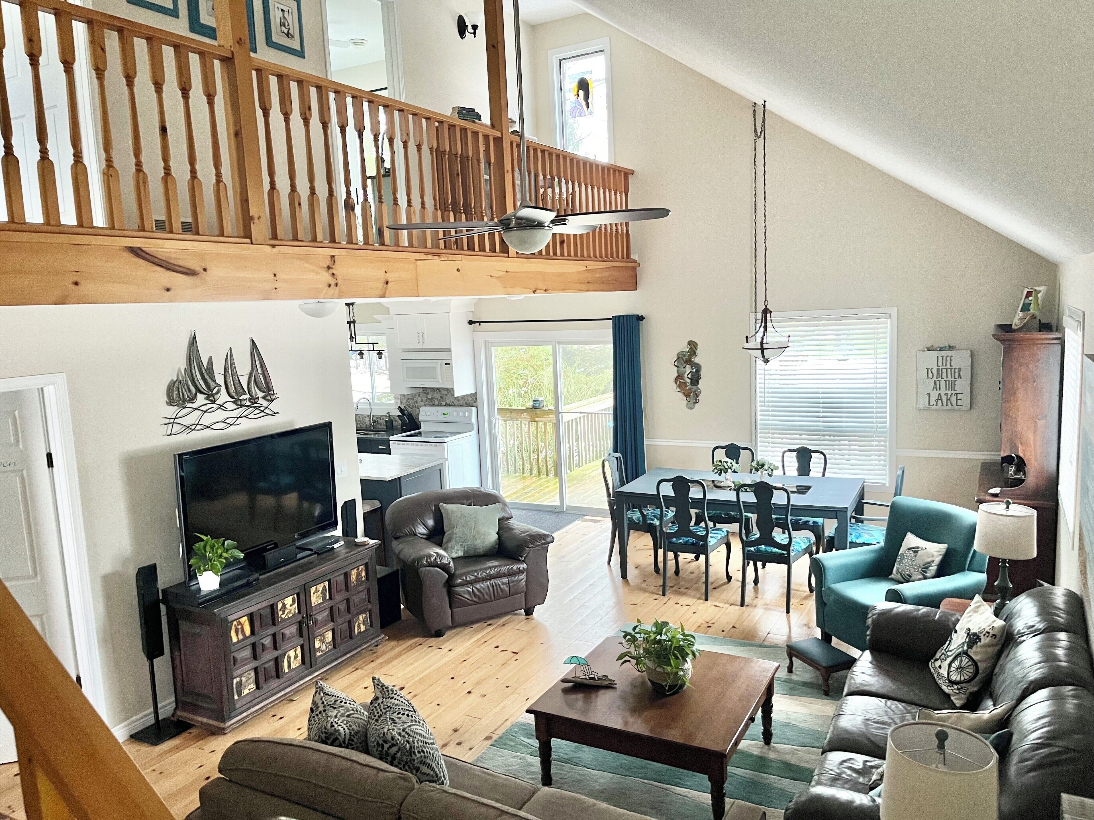 Télévision, lecteur de DVD, livres, médiathèque