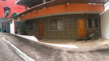 Vista frontal de la propiedad