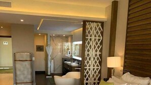 A hotel room with a large bed, a bedside table, a lamp, and a view of the bathroom. - Luxurious Studio Playa Mujeres Cancun (Cancun)