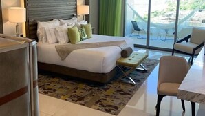 A modern hotel room with a large bed, a desk, and a balcony with a view. - Luxurious Studio Playa Mujeres Cancun (Cancun)