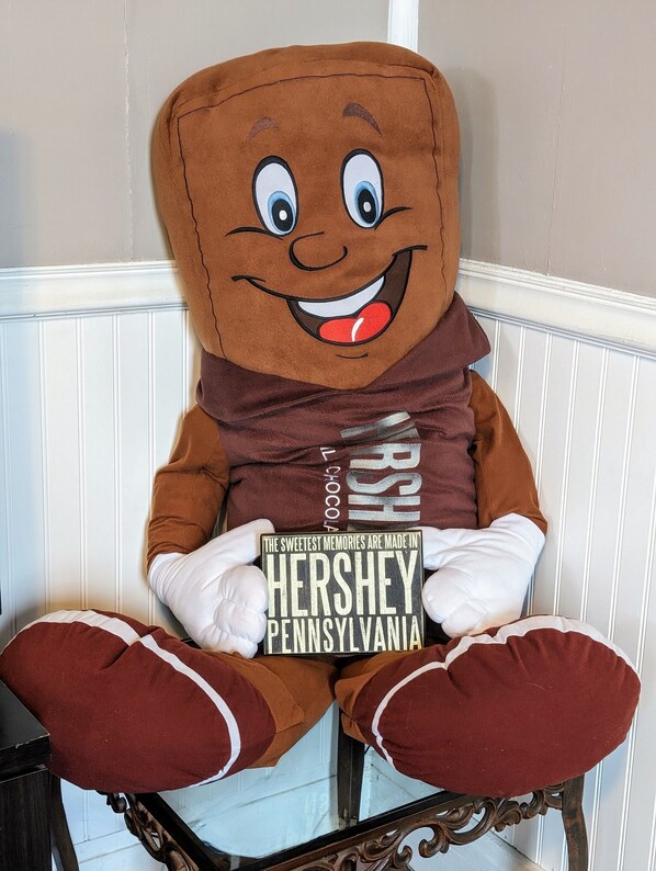 Un gran peluche del personaje de Hershey's sentado en una silla.