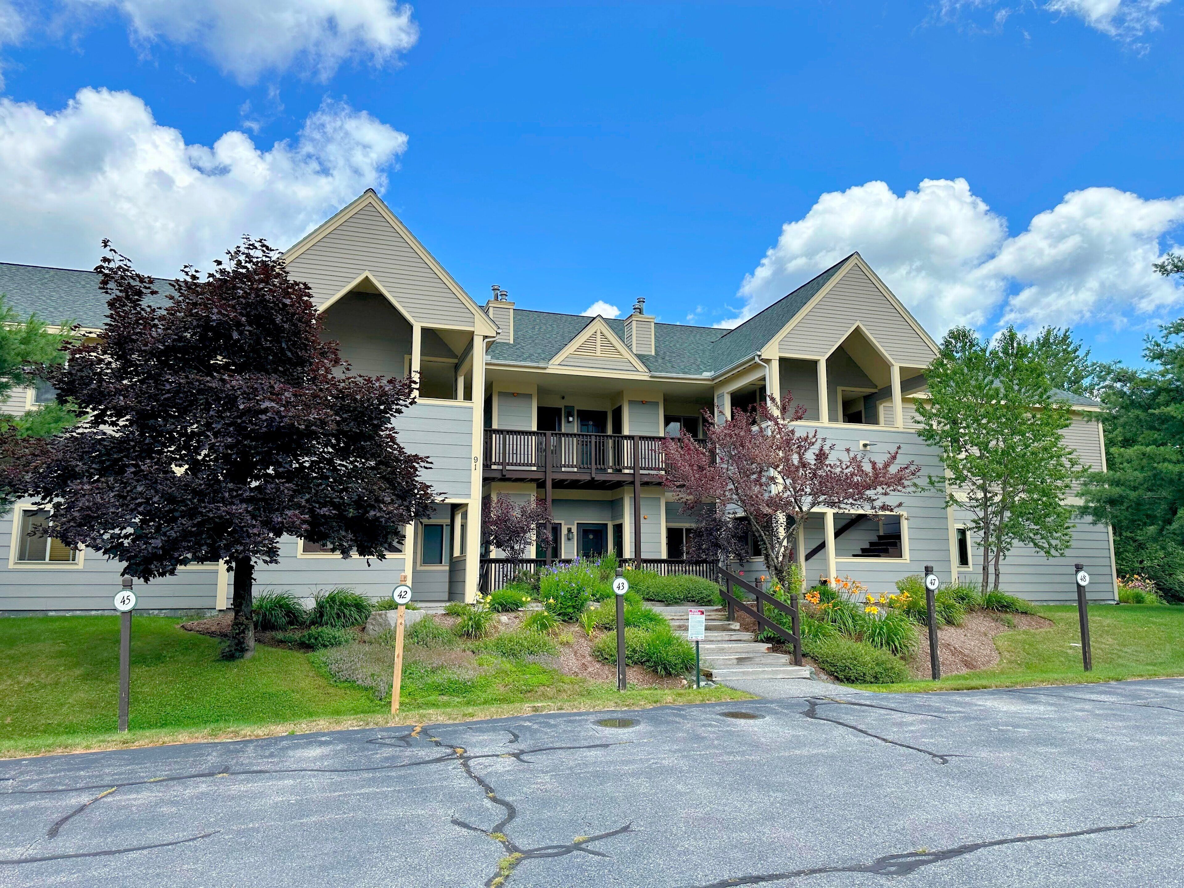 S48 Upper level end unit condo 10 minute walk to Mt Washington Hotel,